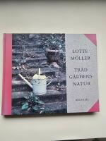 Tr&auml;dg&aring;rdens natur : om den svenska och den engelska tr&auml;dg&aring;rden, om tr&auml;dg&aring;rdar f&ouml;r barn, fj&auml;rilar och igelkottar, om humor och bisk&ouml;tsel, om tiden och f&ouml;rg&auml;ngligheten samt om den gr&auml;sliga gr&auml;smattan