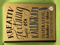 Kreativ textning och kalligrafi [inspiration, tekniker & id&eacute;er till handtextade konstverk]