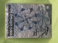 Hobbyarbeten med h&auml;stskos&ouml;m smycken, v&auml;gg- och f&ouml;nsterprydnader, lampetter, spegelramar, ljusstakar