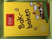 Bakboken 100 inspirerande recept f&ouml;r stora och sm&aring; kockar : [baka och laga mat i ugnen : the yellow one