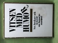 Vitsen med humor "humor &auml;r inget att sk&auml;mta med" : [sex forskare och en k&aring;s&ouml;r om humorns anatomi] : en vetenskaplig analys om humorns v&auml;sen, biologi, geografi, historia, teori och matematik med litter&auml;ra praktikfall och insyn i humorns verkst&auml;der
