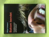 Bakom leendet om skadliga processer i arbetslivet och vad som kan f&ouml;r&auml;ndras