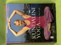 Kundaliniyoga f&ouml;r kropp, sinne & sj&auml;l 