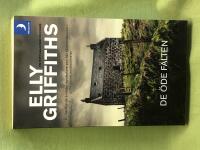 De &ouml;de f&auml;lten [en Ruth Galloway-deckare]