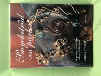 Smycketr&aring;d och p&auml;rlor mer &auml;n 35 vackra smycken gjorda av smycketr&aring;d och p&auml;rlor : [skapa smycken med enkla verktyg och l&auml;tt teknik]