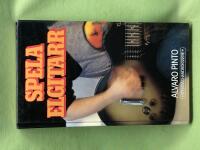 Spela elgitarr 