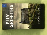 De &ouml;de f&auml;lten [en Ruth Galloway-deckare]