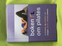 Boken om pilates [s&aring; f&ouml;rb&auml;ttrar du muskelton och r&ouml;rlighet och blir samtidigt starkare]
