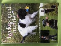 Lyckas med hunden - v&auml;gen till ett framg&aring;ngsrikt f&ouml;rsta &aring;r