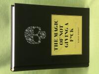 The magic of not giving a f*ck och &auml;nd&aring; f&aring; ut mer av livet : med hj&auml;lp av: bryr-mig-inte-metoden