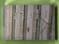 Hon verkar vara mycket ensam en sj&auml;lvbiografi om hur det kan vara att leva med Aspergers syndrom