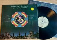 Electric Light Orchestra &lrm;&ndash; A New World Record LP 1976 UK pr&auml;glat omslag