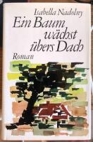 Ein Baum w&auml;chst ubers Dach