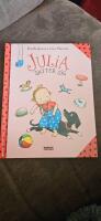 Julia s&auml;tter sig
