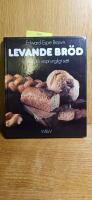 Levande br&ouml;d : [bakat p&aring; ursprungligt s&auml;tt]