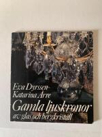 Gamla ljuskronor av glas och bergkristall