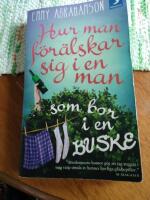 Hur man f&ouml;r&auml;lskar sig i en man som bor i en buske - roman