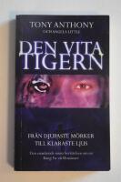 Den vita tigern : fr&aring;n djupaste m&ouml;rker till klaraste ljus : den enast&aring;ende sanna ber&auml;ttelsen om en kung fu-v&auml;rldsm&auml;stare
