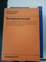 Barnpsykoterapi : Gudrun Seitz' barnpsykoterapeutiska metod s&aring;dan hon utvecklat den vid Ericastiftelsen. En studie i metodens bakgrund med en h&auml;rledning av dess hypoteser samt med utvecklingspsykologiska och inl&auml;rningspsykologiska paralleller