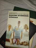 Bakom st&auml;ngda d&ouml;rrar