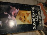 Katt bland duvor