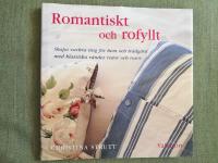 Romantiskt och rofyllt. Skapa vackra ting f&ouml;r hem och tr&auml;dg&aring;rd med klassiska r&auml;nder, rutor och rosor