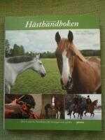 Den svenska h&auml;sthandboken. Den kompletta handboken f&ouml;r h&auml;st&auml;gare och ryttare