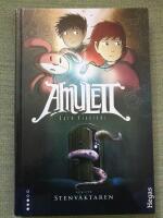 Amulett. Bok ett. Stenv&auml;ktaren