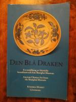 Den bl&aring; draken. En utst&auml;llning av kinesiskt konsthantverk fr&aring;n Shanghai museum = Ancient Chinese art from the Shanghai museum. R&ouml;hsska museet 31.1-30.4 1995