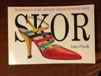 Skor. En kavalkad av pumps, sandaler, tofflor och mycket mera