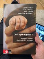 Anknytningsteori : betydelsen av n&auml;ra k&auml;nslom&auml;ssiga relationer