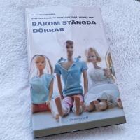 Bakom st&auml;ngda d&ouml;rrar