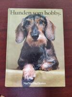 Hunden som hobby : anskaffning, v&aring;rd, uppfostran, dressyr, psykologi, anatomi, sjukdomar, specialdressyr, t&auml;vlingar, 149 rasbeskrivningar