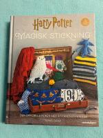 Magisk stickning : fr&aring;n filmerna om Harry Potter : den officiella boken med stickbeskrivningar