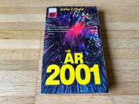 &Aring;r 2001 : en rymdodyss&eacute; : byggd p&aring; ett filmmanuskript av Stanley Kubrick och Arthur C. Clarke