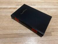  Skrifter XII: Kamraterna. Fadren. Fr&ouml;ken Julie. Fordrings&auml;gare. Paria. Samum. Den starkare. Debet och kredit. F&ouml;rsta varningen. Inf&ouml;r d&ouml;den. Modersk&auml;rlek. Bandet. Leka med elden. Brott och brott. D&ouml;dsdansen. Ov&auml;der. Br&auml;nda tomten. Sp&ouml;ksonaten. Pelikanen