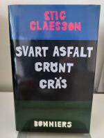 Svart asfalt grönt gräs