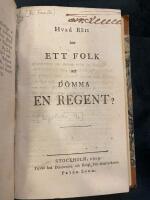Fem skrifter bundna i samma band : 1. Svenska Magazinet Augusti - Oktober 1766. 2. N&aring;gra tankar om s&auml;ttet at upr&auml;tta och bef&auml;sta den urgamla Franska Monarchien (1799). 3. Hvad r&auml;tt har ett folk att d&ouml;mma en regent? (1809) 4. F&ouml;rs&ouml;k om medlen att i Sverige f&ouml;rena laglig frihet med monarkisk regering (1809). 5. Reflexioner &ouml;fwer Sweriges allm&auml;nna hush&aring;llning, samt penninge- och dr&auml;tsel-werk (1793)