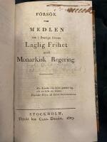 Fem skrifter bundna i samma band : 1. Svenska Magazinet Augusti - Oktober 1766. 2. N&aring;gra tankar om s&auml;ttet at upr&auml;tta och bef&auml;sta den urgamla Franska Monarchien (1799). 3. Hvad r&auml;tt har ett folk att d&ouml;mma en regent? (1809) 4. F&ouml;rs&ouml;k om medlen att i Sverige f&ouml;rena laglig frihet med monarkisk regering (1809). 5. Reflexioner &ouml;fwer Sweriges allm&auml;nna hush&aring;llning, samt penninge- och dr&auml;tsel-werk (1793)