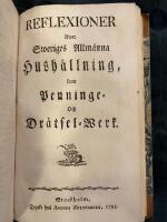 Fem skrifter bundna i samma band : 1. Svenska Magazinet Augusti - Oktober 1766. 2. N&aring;gra tankar om s&auml;ttet at upr&auml;tta och bef&auml;sta den urgamla Franska Monarchien (1799). 3. Hvad r&auml;tt har ett folk att d&ouml;mma en regent? (1809) 4. F&ouml;rs&ouml;k om medlen att i Sverige f&ouml;rena laglig frihet med monarkisk regering (1809). 5. Reflexioner &ouml;fwer Sweriges allm&auml;nna hush&aring;llning, samt penninge- och dr&auml;tsel-werk (1793)