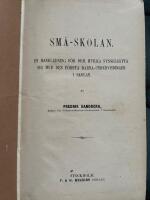Sm&aring;-skolan. En handledning f&ouml;r dem, hvilka syssels&auml;tta sig med den f&ouml;rsta barnaundervisningen i skolan. Del I-V samt ritningar till sm&aring;skolebyggnad