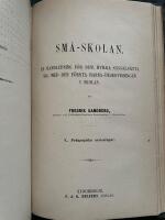 Sm&aring;-skolan. En handledning f&ouml;r dem, hvilka syssels&auml;tta sig med den f&ouml;rsta barnaundervisningen i skolan. Del I-V samt ritningar till sm&aring;skolebyggnad