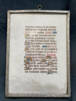 Inramat illuminerat pergamentblad ur bönbok. 1400-tal