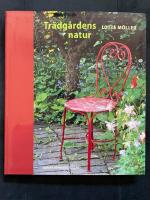 Tr&auml;dg&aring;rdens natur - om den svenska och den engelska tr&auml;dg&aring;rden, om tr&auml;dg&aring;rdar f&ouml;r barn, fj&auml;rilar och igelkottar, om humor och bisk&ouml;tsel, om tiden och f&ouml;rg&auml;ngligheten samt om den gr&auml;sliga gr&auml;smattan
