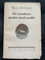 En vandrare spelar med sordin