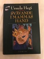 Sv&auml;vande i mammas hand