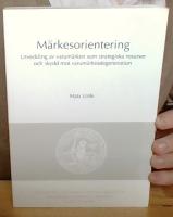 M&auml;rkesorientering. Utveckling av varum&auml;rken som strategiska resurser och skydd mot varum&auml;rkesdegeneration