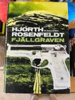 Fj&auml;llgraven : Kriminalroman