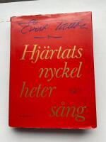 Hj&auml;rtats nyckel heter s&aring;ng : sextionio visor och en dikt