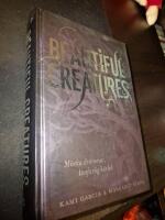 Beautiful Creatures Bok 1, M&ouml;rka dr&ouml;mmar, livsfarlig k&auml;rlek